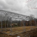 w trakcie prac  przy stawianiu hali