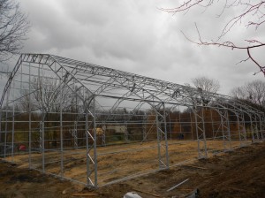 w trakcie prac  przy stawianiu hali