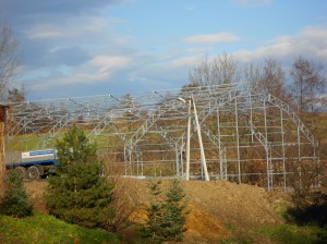 w trakcie prac przy stawianiu hali